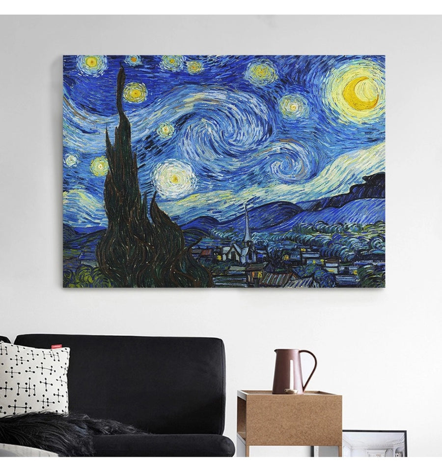 Cuadro la Noche Estrellada de Van Gogh colgado en la sala
